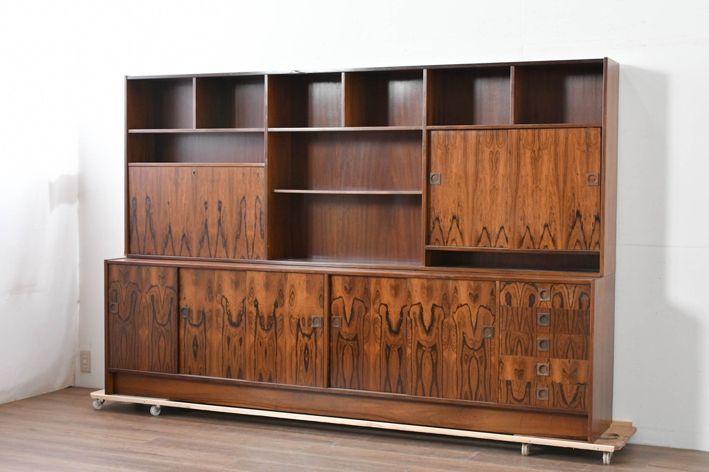 北欧ヴィンテージ　ローズウッド材　美しい木目が全面に広がる大容量収納のキャビネット　(R-085998)