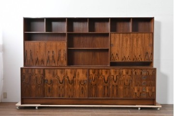 北欧ヴィンテージ　ローズウッド材　美しい木目が全面に広がる大容量収納のキャビネット　(R-085998)