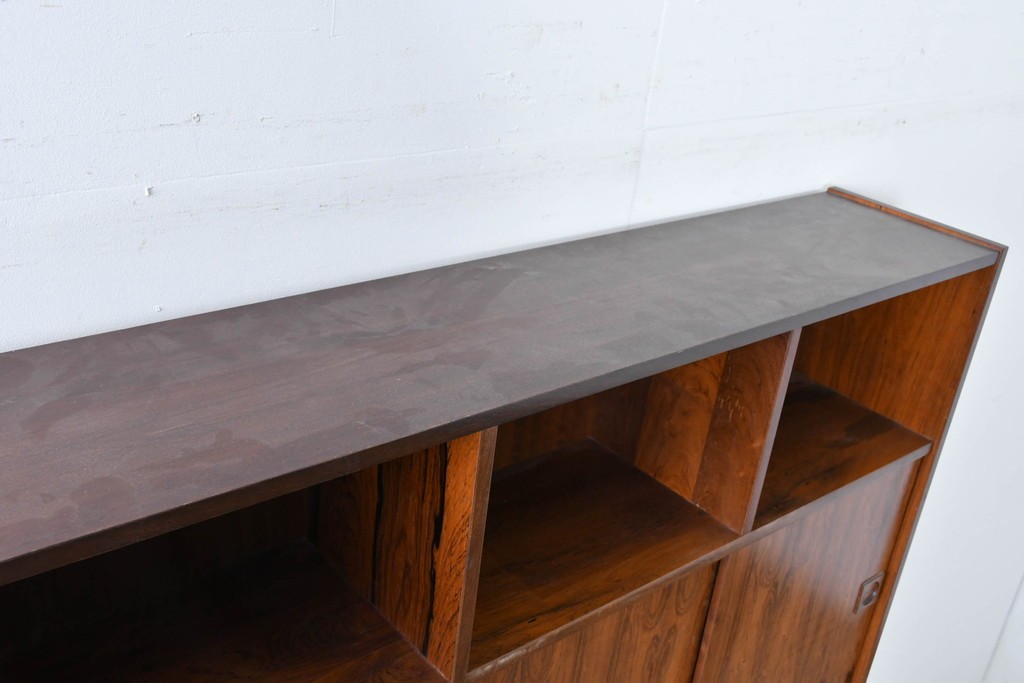 北欧ヴィンテージ　ローズウッド材　美しい木目が全面に広がる大容量収納のキャビネット　(R-085998)