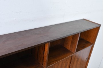 北欧ヴィンテージ　ローズウッド材　美しい木目が全面に広がる大容量収納のキャビネット　(R-085998)