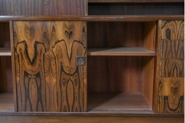 北欧ヴィンテージ　ローズウッド材　美しい木目が全面に広がる大容量収納のキャビネット　(R-085998)