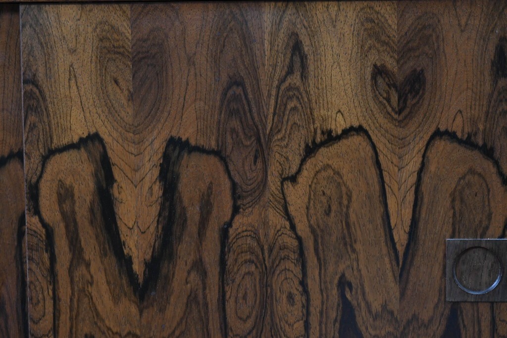 北欧ヴィンテージ　ローズウッド材　美しい木目が全面に広がる大容量収納のキャビネット　(R-085998)