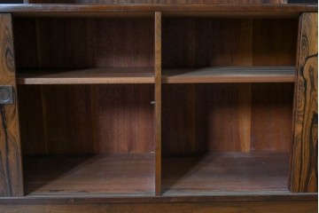 北欧ヴィンテージ　ローズウッド材　美しい木目が全面に広がる大容量収納のキャビネット　(R-085998)