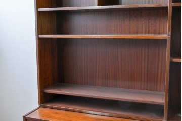 北欧ヴィンテージ　ローズウッド材　美しい木目が全面に広がる大容量収納のキャビネット　(R-085998)