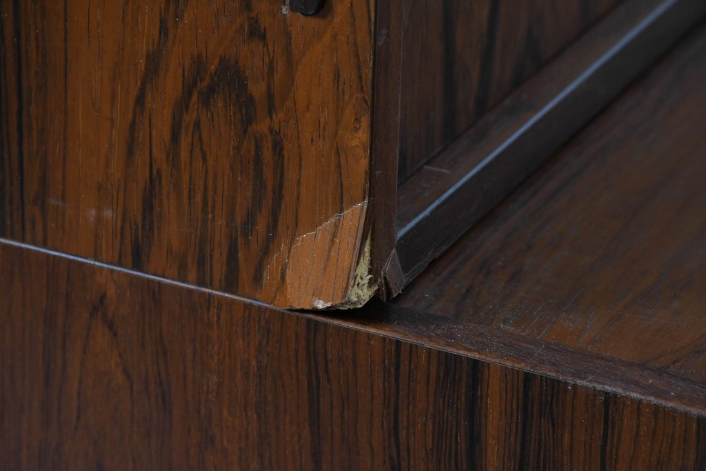 北欧ヴィンテージ　ローズウッド材　美しい木目が全面に広がる大容量収納のキャビネット　(R-085998)