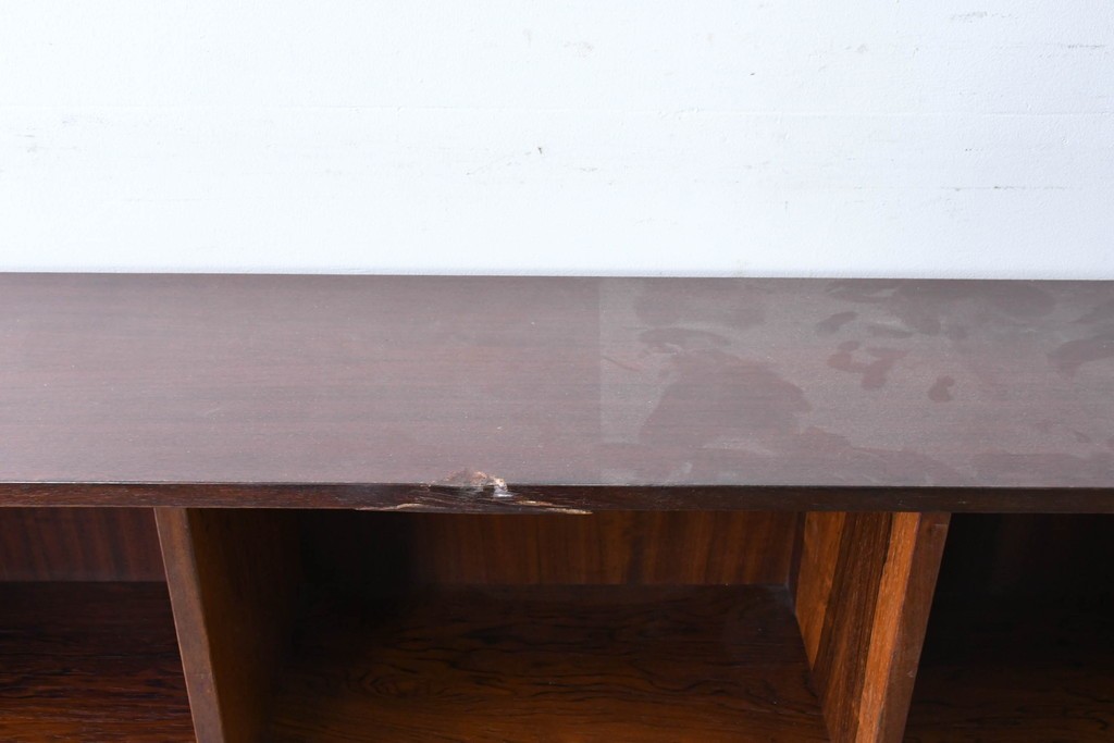 北欧ヴィンテージ　ローズウッド材　美しい木目が全面に広がる大容量収納のキャビネット　(R-085998)