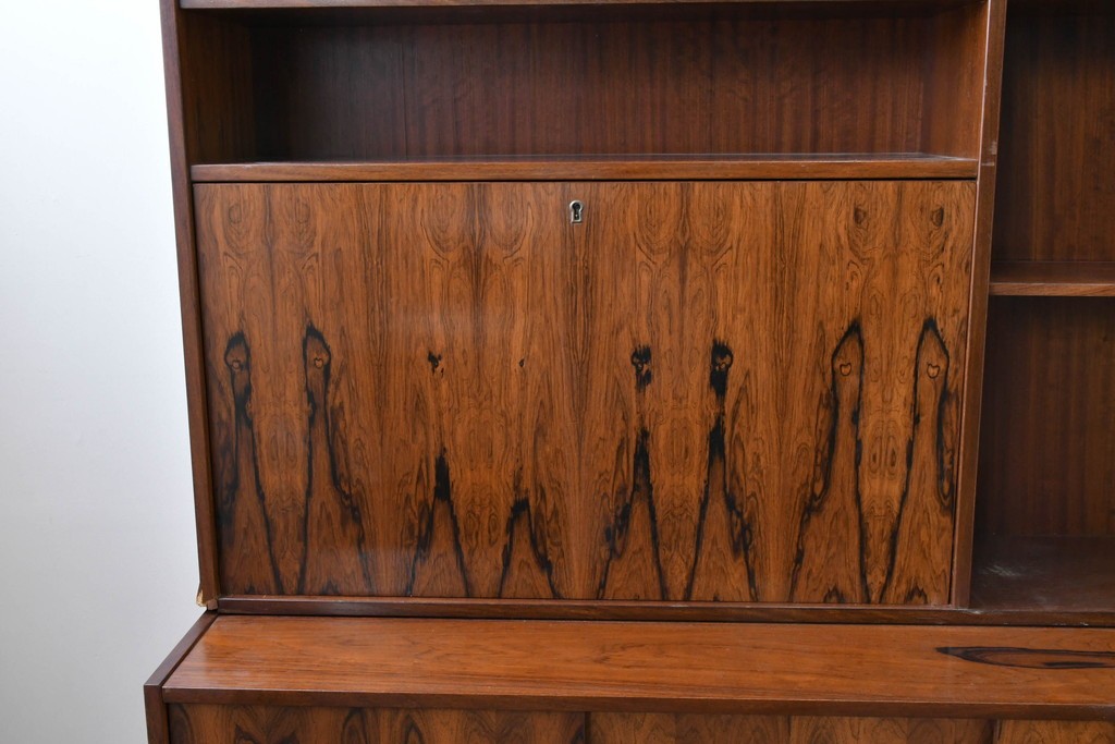 北欧ヴィンテージ　ローズウッド材　美しい木目が全面に広がる大容量収納のキャビネット　(R-085998)