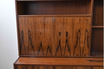 北欧ヴィンテージ　ローズウッド材　美しい木目が全面に広がる大容量収納のキャビネット　(R-085998)