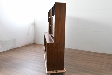 北欧ヴィンテージ　ローズウッド材　美しい木目が全面に広がる大容量収納のキャビネット　(R-085998)