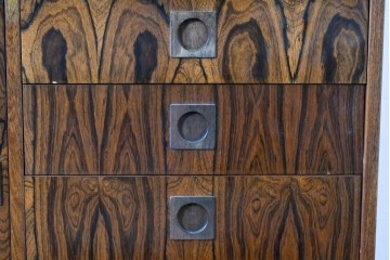 北欧ヴィンテージ　ローズウッド材　美しい木目が全面に広がる大容量収納のキャビネット　(R-085998)