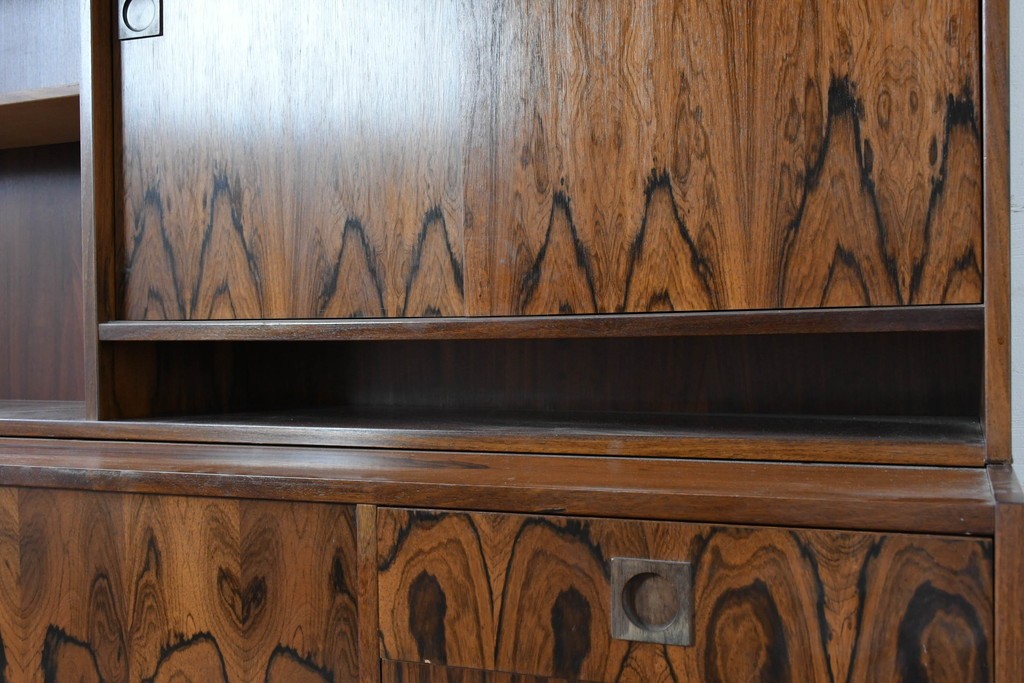 北欧ヴィンテージ　ローズウッド材　美しい木目が全面に広がる大容量収納のキャビネット　(R-085998)