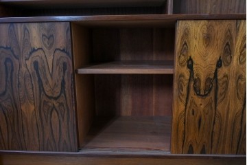 北欧ヴィンテージ　ローズウッド材　美しい木目が全面に広がる大容量収納のキャビネット　(R-085998)