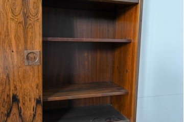北欧ヴィンテージ　ローズウッド材　美しい木目が全面に広がる大容量収納のキャビネット　(R-085998)