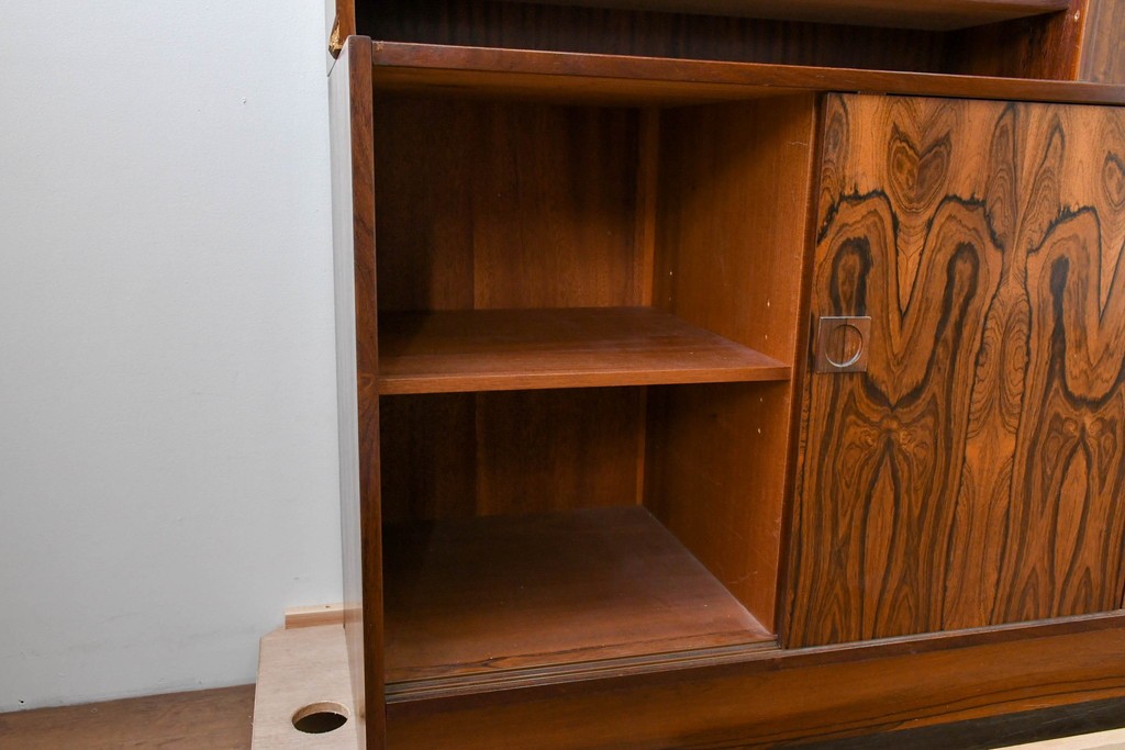 北欧ヴィンテージ　ローズウッド材　美しい木目が全面に広がる大容量収納のキャビネット　(R-085998)