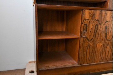 北欧ヴィンテージ　ローズウッド材　美しい木目が全面に広がる大容量収納のキャビネット　(R-085998)