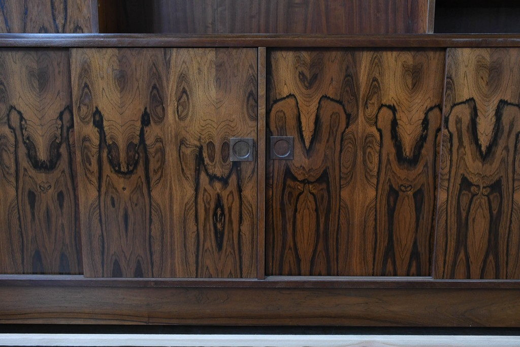 北欧ヴィンテージ　ローズウッド材　美しい木目が全面に広がる大容量収納のキャビネット　(R-085998)