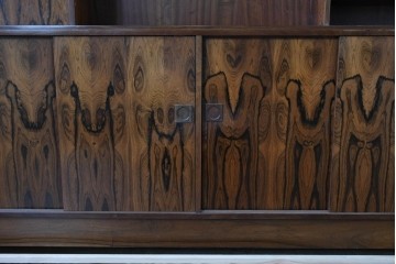 北欧ヴィンテージ　ローズウッド材　美しい木目が全面に広がる大容量収納のキャビネット　(R-085998)