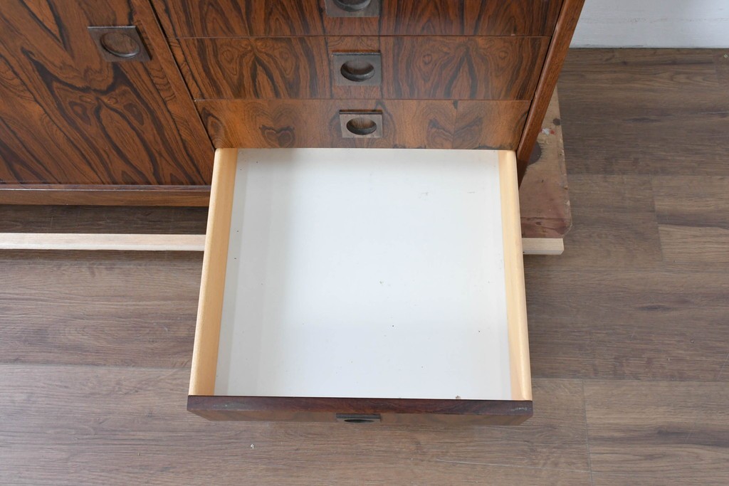 北欧ヴィンテージ　ローズウッド材　美しい木目が全面に広がる大容量収納のキャビネット　(R-085998)