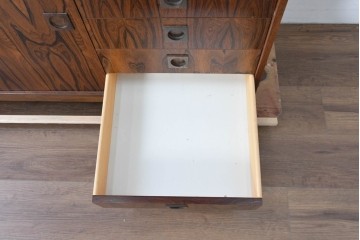 北欧ヴィンテージ　ローズウッド材　美しい木目が全面に広がる大容量収納のキャビネット　(R-085998)