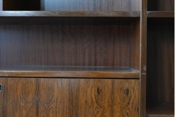 北欧ヴィンテージ　ローズウッド材　美しい木目が全面に広がる大容量収納のキャビネット　(R-085998)