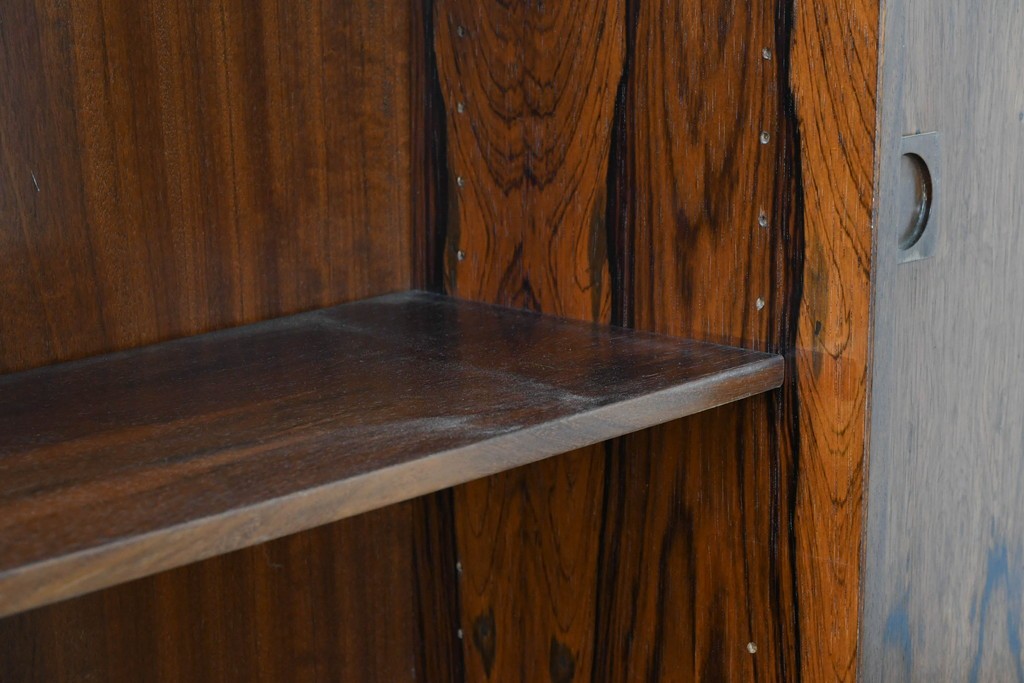 北欧ヴィンテージ　ローズウッド材　美しい木目が全面に広がる大容量収納のキャビネット　(R-085998)