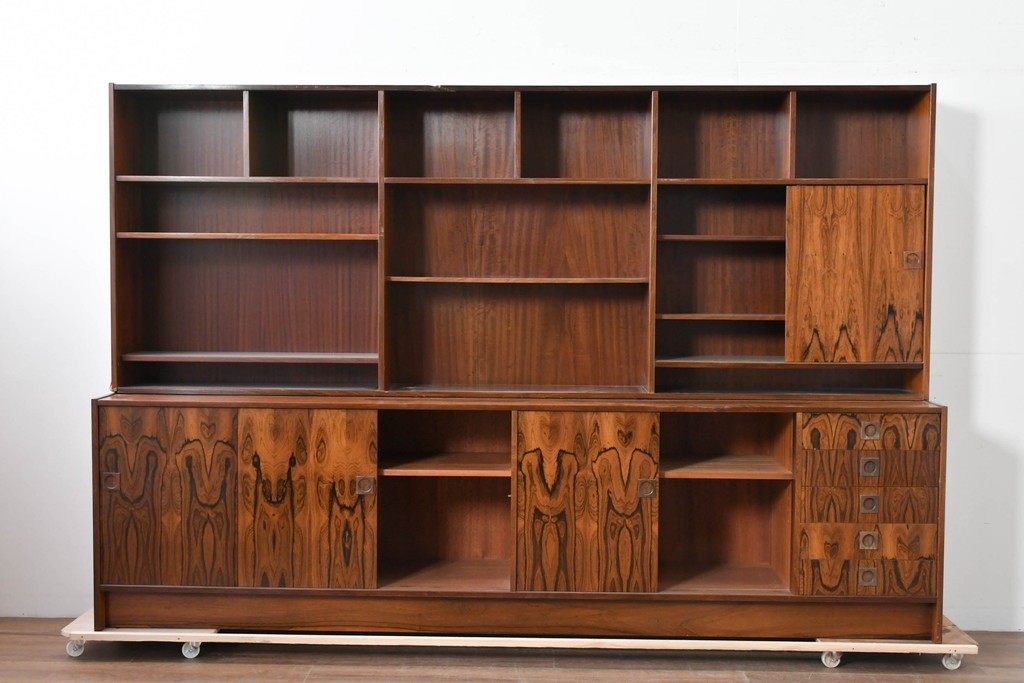 北欧ヴィンテージ　ローズウッド材　美しい木目が全面に広がる大容量収納のキャビネット　(R-085998)