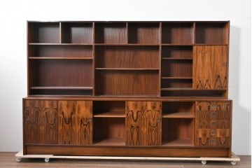 北欧ヴィンテージ　ローズウッド材　美しい木目が全面に広がる大容量収納のキャビネット　(R-085998)