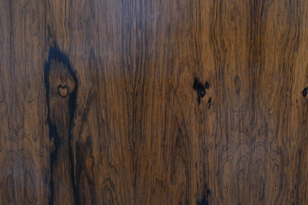 北欧ヴィンテージ　ローズウッド材　美しい木目が全面に広がる大容量収納のキャビネット　(R-085998)