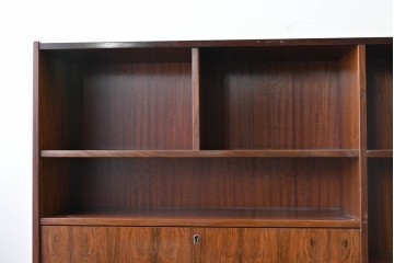 北欧ヴィンテージ　ローズウッド材　美しい木目が全面に広がる大容量収納のキャビネット　(R-085998)