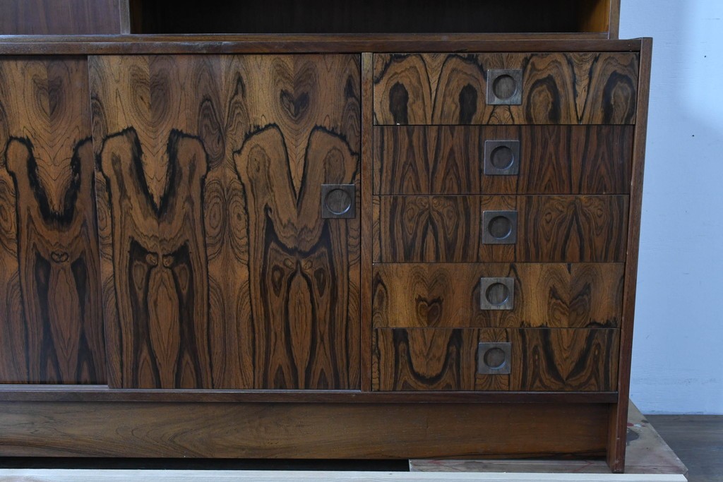 北欧ヴィンテージ　ローズウッド材　美しい木目が全面に広がる大容量収納のキャビネット　(R-085998)