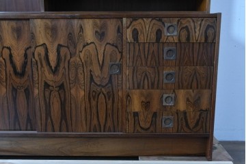 北欧ヴィンテージ　ローズウッド材　美しい木目が全面に広がる大容量収納のキャビネット　(R-085998)