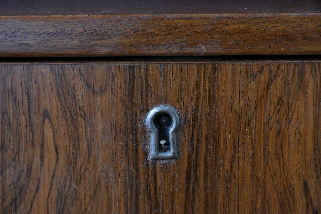 北欧ヴィンテージ　ローズウッド材　美しい木目が全面に広がる大容量収納のキャビネット　(R-085998)