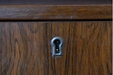 北欧ヴィンテージ　ローズウッド材　美しい木目が全面に広がる大容量収納のキャビネット　(R-085998)