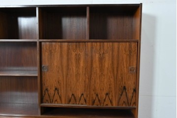 北欧ヴィンテージ　ローズウッド材　美しい木目が全面に広がる大容量収納のキャビネット　(R-085998)