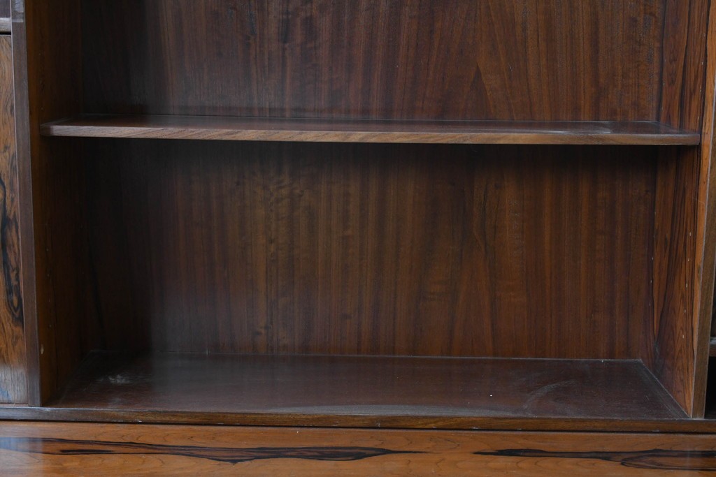 北欧ヴィンテージ　ローズウッド材　美しい木目が全面に広がる大容量収納のキャビネット　(R-085998)