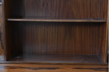 北欧ヴィンテージ　ローズウッド材　美しい木目が全面に広がる大容量収納のキャビネット　(R-085998)