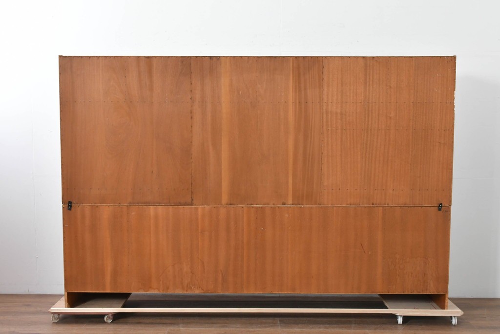 北欧ヴィンテージ　ローズウッド材　美しい木目が全面に広がる大容量収納のキャビネット　(R-085998)