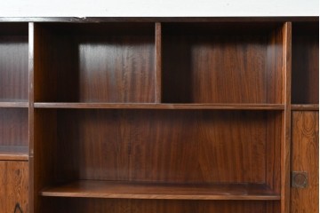 北欧ヴィンテージ　ローズウッド材　美しい木目が全面に広がる大容量収納のキャビネット　(R-085998)