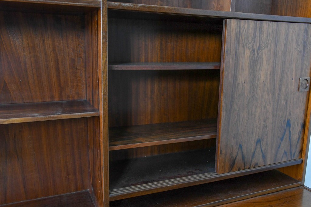 北欧ヴィンテージ　ローズウッド材　美しい木目が全面に広がる大容量収納のキャビネット　(R-085998)