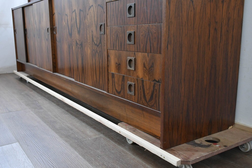 北欧ヴィンテージ　ローズウッド材　美しい木目が全面に広がる大容量収納のキャビネット　(R-085998)