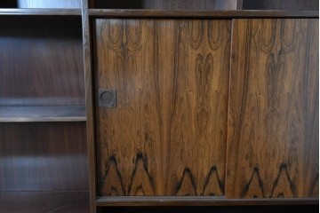 北欧ヴィンテージ　ローズウッド材　美しい木目が全面に広がる大容量収納のキャビネット　(R-085998)