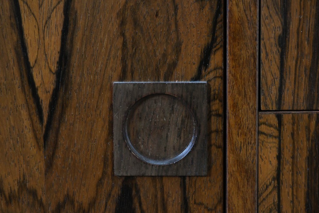 北欧ヴィンテージ　ローズウッド材　美しい木目が全面に広がる大容量収納のキャビネット　(R-085998)