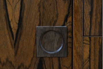 北欧ヴィンテージ　ローズウッド材　美しい木目が全面に広がる大容量収納のキャビネット　(R-085998)