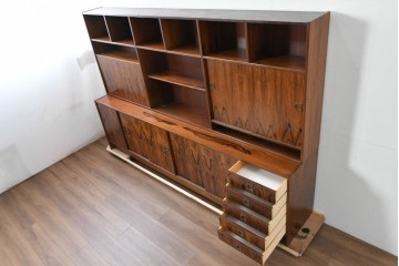 北欧ヴィンテージ　ローズウッド材　美しい木目が全面に広がる大容量収納のキャビネット　(R-085998)