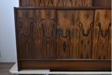 北欧ヴィンテージ　ローズウッド材　美しい木目が全面に広がる大容量収納のキャビネット　(R-085998)