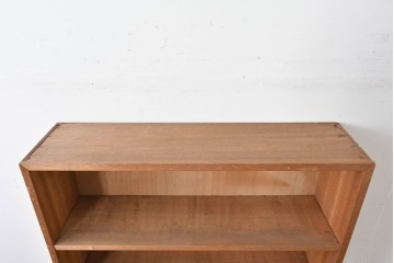 和製ヴィンテージ　ナチュラルテイストのお部屋にも取り入れやすい古い木のシンプルな本棚　(R-086002)