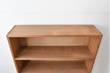 和製ヴィンテージ　ナチュラルテイストのお部屋にも取り入れやすい古い木のシンプルな本棚　(R-086003)