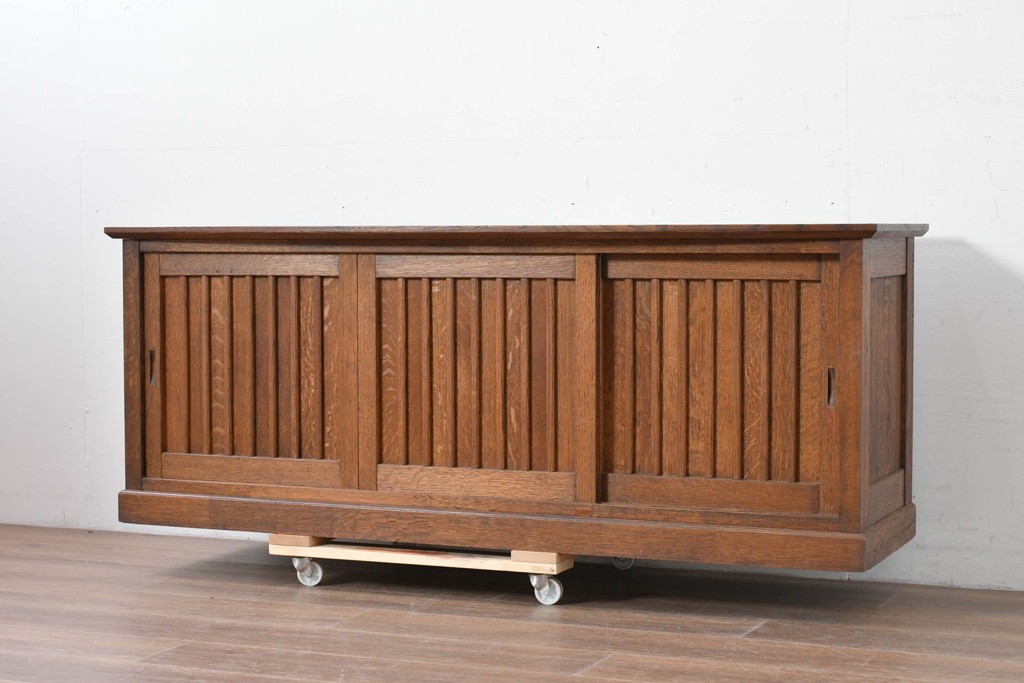 和製ヴィンテージ　国産職人手作りの逸品!!　総ナラ無垢材　格子戸付きサイドボード　製作費推定50万円　(R-086006)