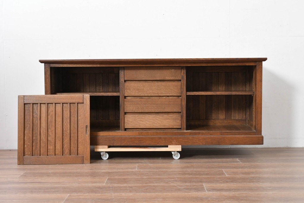 和製ヴィンテージ　国産職人手作りの逸品!!　総ナラ無垢材　格子戸付きサイドボード　製作費推定50万円　(R-086006)