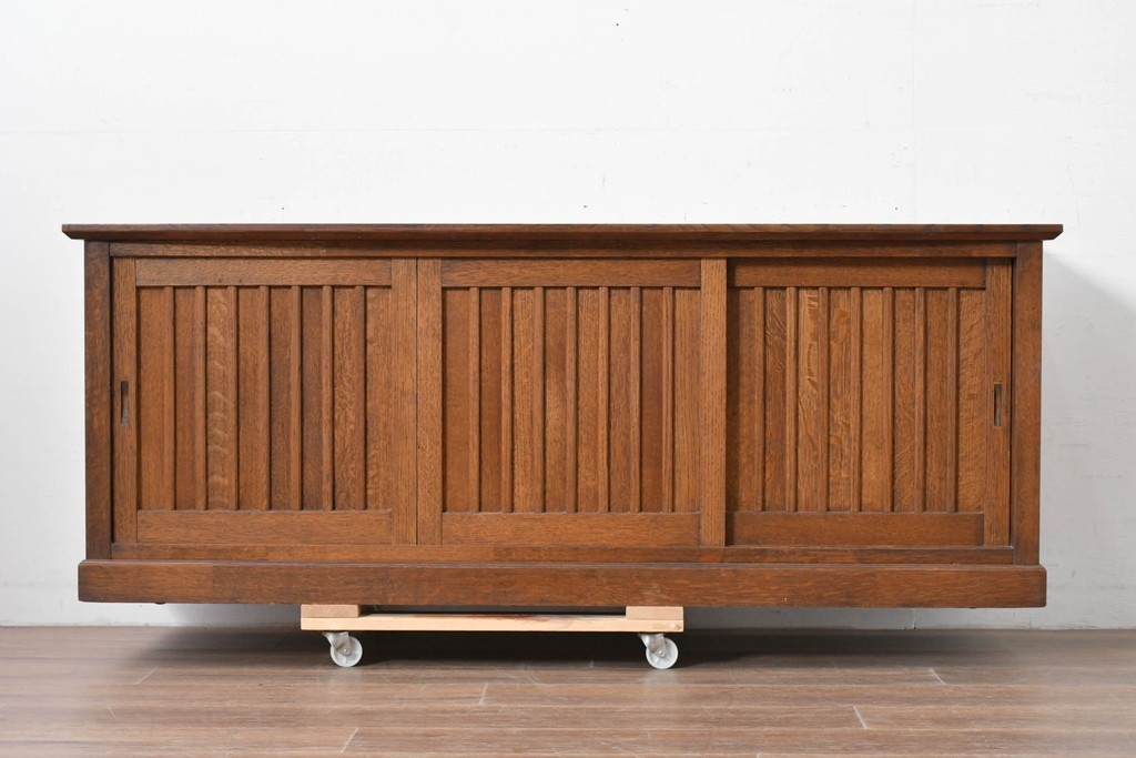 和製ヴィンテージ　国産職人手作りの逸品!!　総ナラ無垢材　格子戸付きサイドボード　製作費推定50万円　(R-086006)